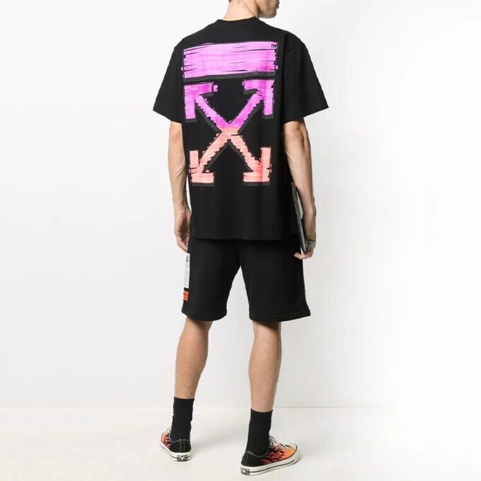 Koszulka z krótkim rękawem SS21 Pink Gradient Marker Arrow dla mężczyzn, czarna